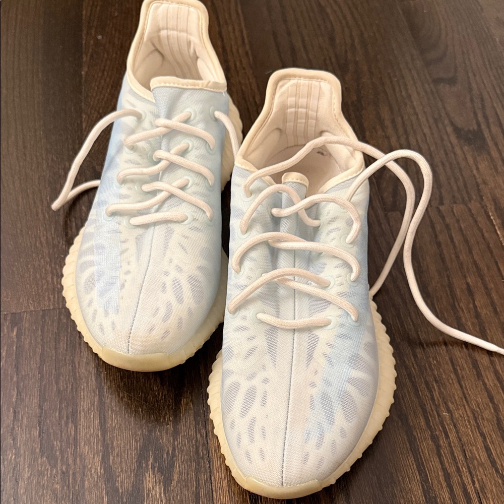 Yeezy Boost 350 V2 Mono Ice EUC